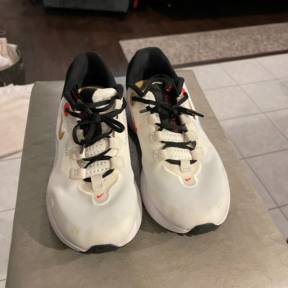 Nike White and Black Sneakers